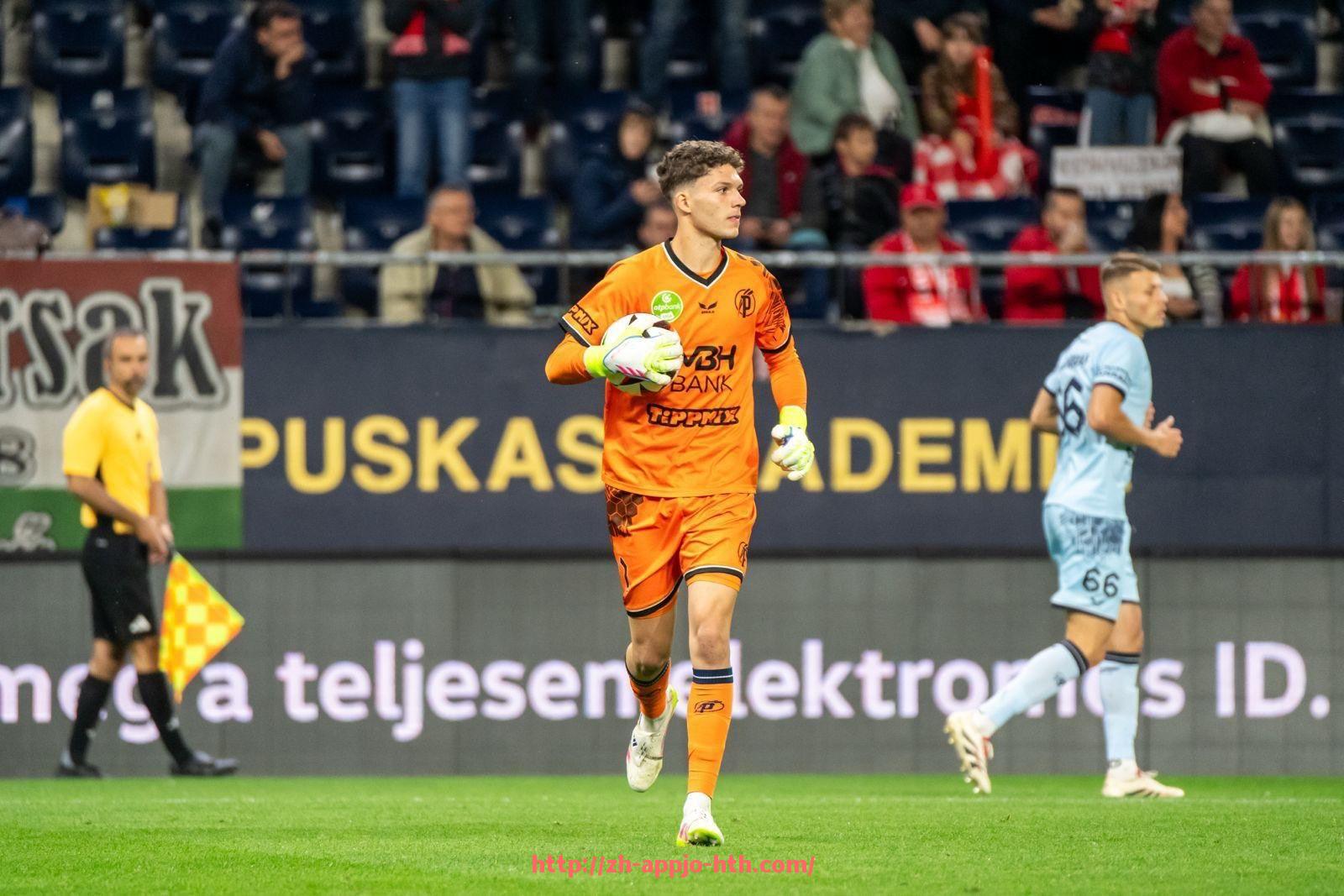 HTH华体会APP下载-英超球员比赛中戴手套的原因与习惯探讨